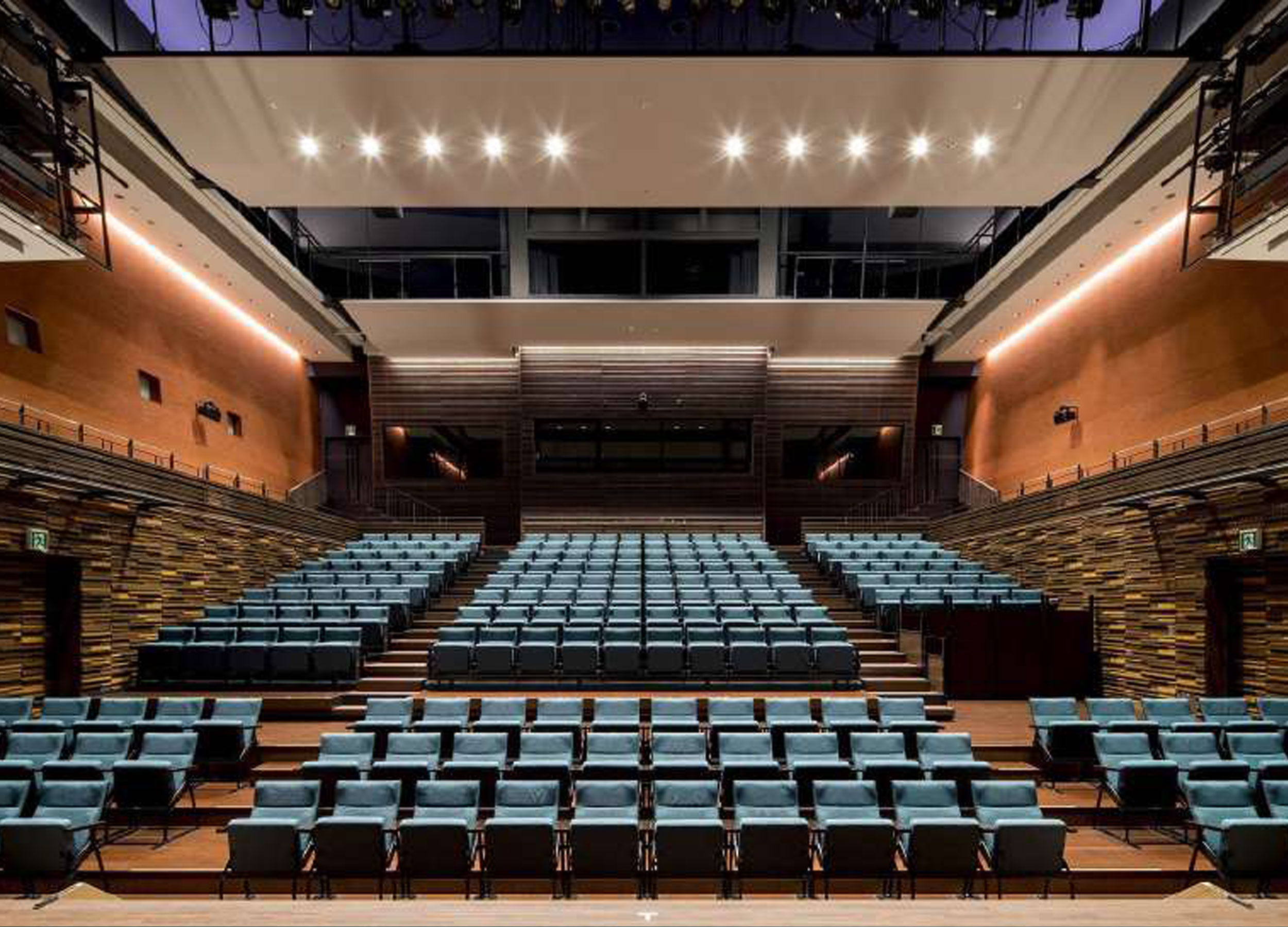 telescopic-plataforms-by-kotobuki-seating-group